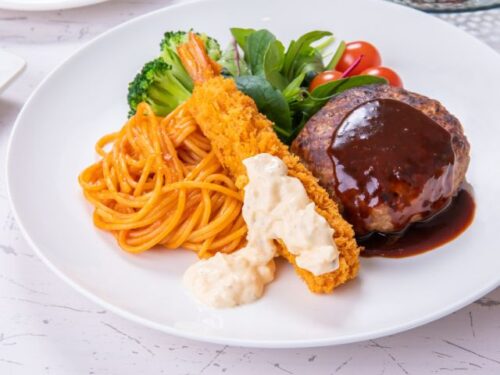 ファミレスでハンバーグを食べる夢占いと意味