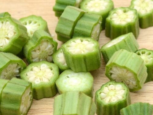 オクラを誰かと食べる夢占いと意味