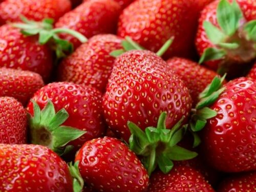 いちごを誰かと食べる夢占いと意味