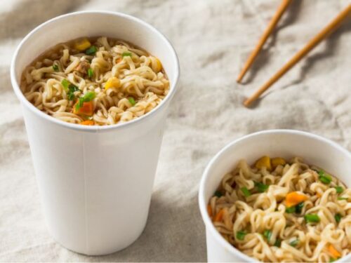 カップ麺・カップラーメンを作る夢占いと意味
