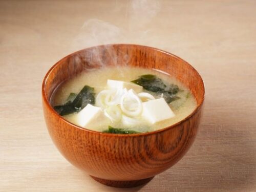 味噌汁を誰かと食べる夢占いと意味