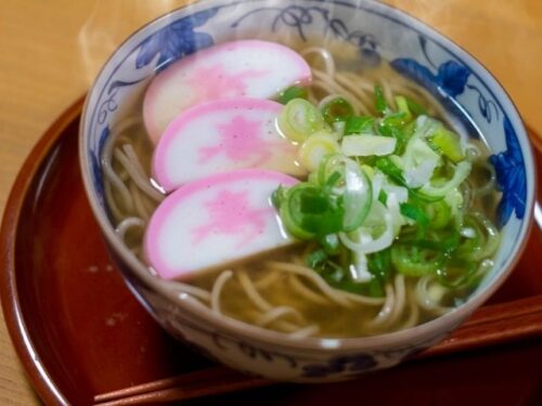 蕎麦を誰かと食べる夢占いと意味