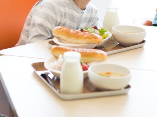 給食の夢のスピリチュアルメッセージ