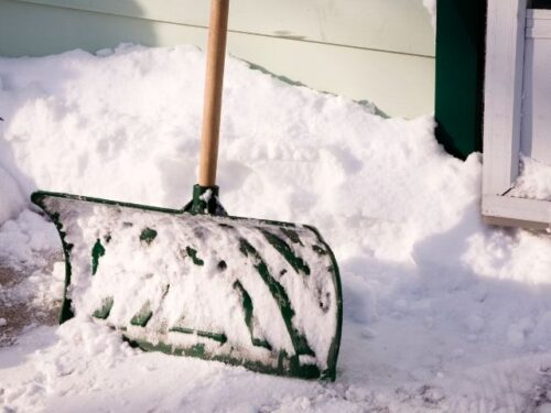 大量の雪を雪かきするスピリチュアル