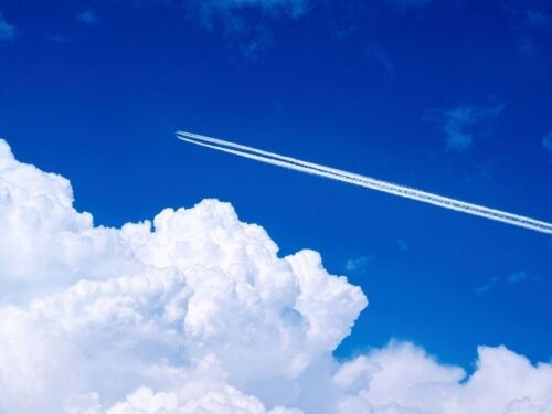飛行機雲のスピリチュアルな意味と象徴
